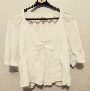 This is a Sofía all white crop top blouse
